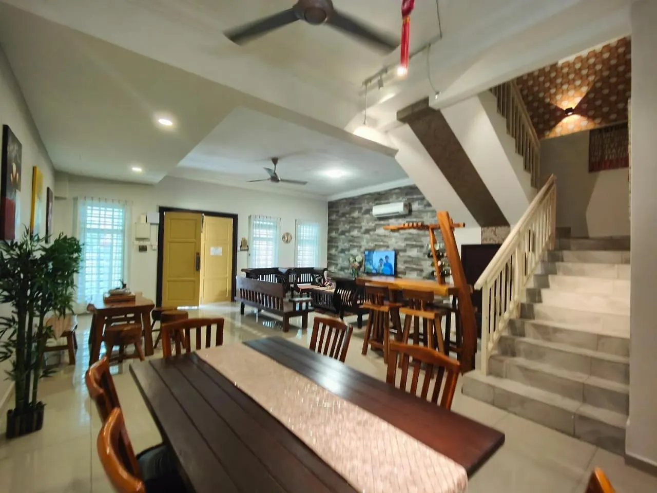 Wood Theme Home / Town Centre / 18Pax Malacca
